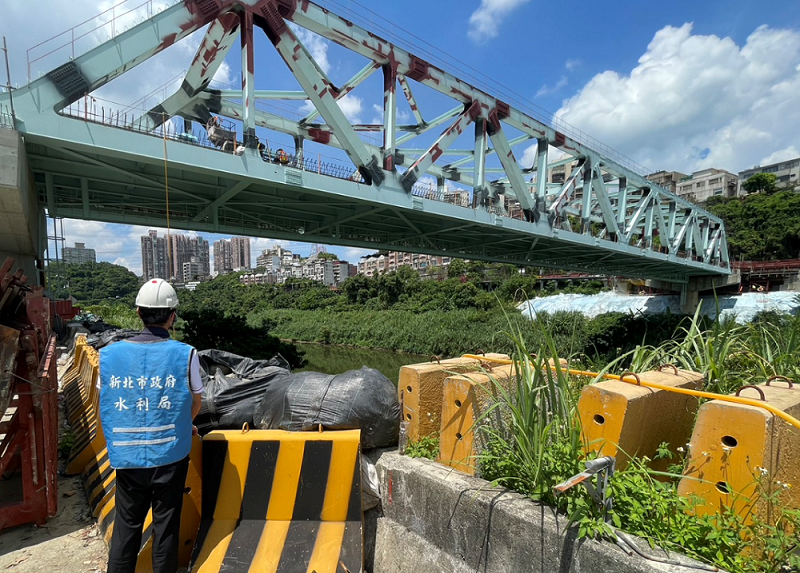 新北市水利局派員針對低地排水設施及破堤施工進行檢查，以因應颱風來襲。   圖：新北市水利局／提供