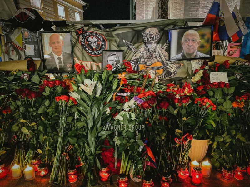 普里戈津的葬禮 29 日於聖彼得堡郊區以不公開形式舉行。圖為俄國民眾自發哀悼普里戈津。   圖：Telegram@grey_zone