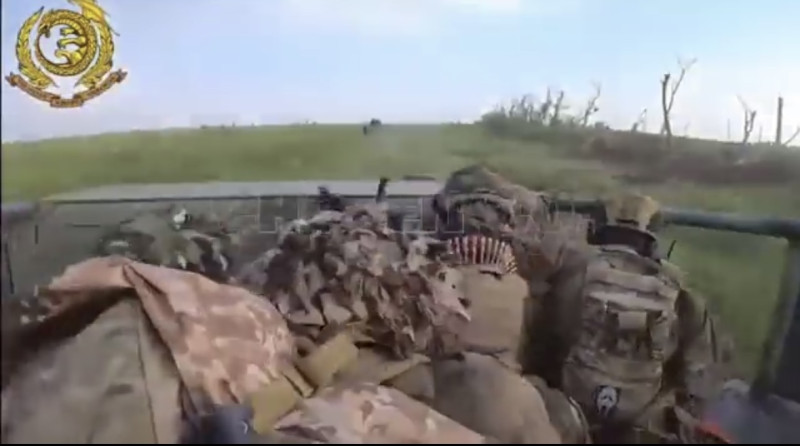 西方志願軍士兵與俄羅斯軍隊作戰。他們清理戰壕時使用了大量手榴彈。   圖：翻攝自X帳號@visegrad24