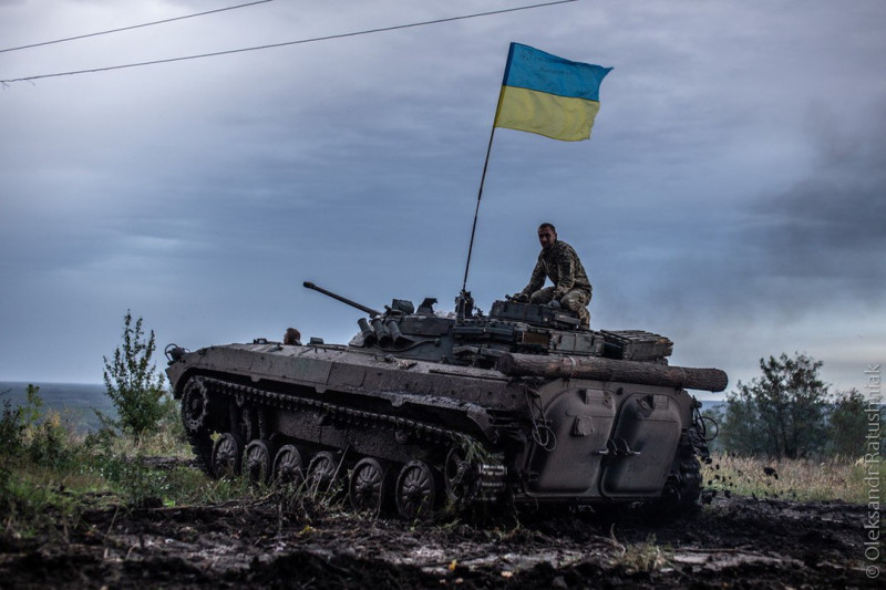 一輛豎立著烏克蘭國旗的烏軍 BMP-2 步兵戰車。   圖：澤連斯基X@ZelenskyyUa