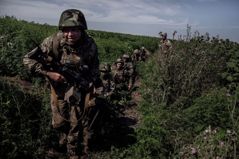 一列烏軍士兵正在前線準備攻擊。   圖：澤連斯基X@ZelenskyyUa