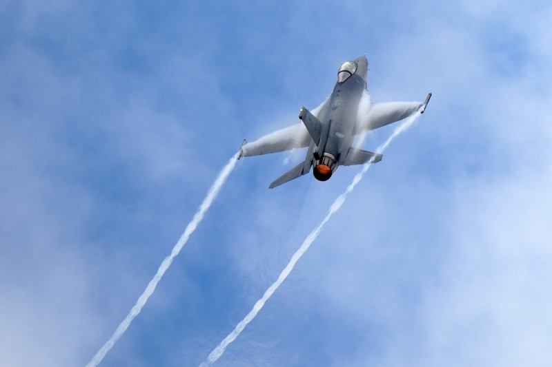 814空軍節，國軍採購的F-16戰機帥氣亮相。   圖：翻攝自國防部發言人臉書／青年日報