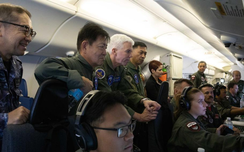 美國第七艦隊發布消息，指包括澳洲、日本、菲律賓與美國的軍事領導人齊聚馬尼拉，搭乘偵察機飛越南海上空「觀察海上環境」。   圖：翻攝自越南記者Duan Dang推特