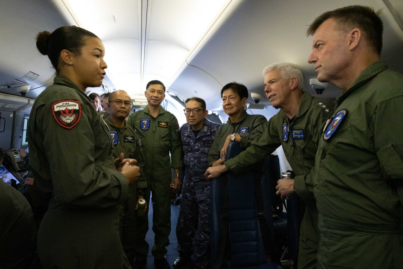 包括美國第七艦隊司令湯瑪斯（右二起）、日本海上自衛隊幕僚監部防衛部長齊藤聰，與澳洲、菲律賓等4國軍事領導人，搭乘P-8A偵察機飛越南海。   圖：翻攝自美國第七艦隊推特