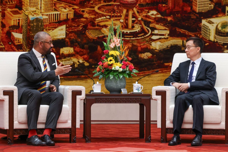 英國外交大臣柯維立（James Cleverly）(左)今(30)日在北京與中國國家副主席韓正（右）舉行雙邊會談。   圖：擷取自推特@JamesCleverly