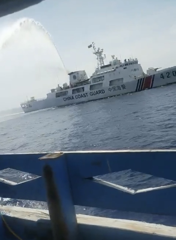 中國海警船「4201」8月28日在西沙群島附近發射水炮驅離越南漁船，導致1名漁民右臂骨折，另1名漁民頭部受傷。   圖：翻攝「X」@duandang