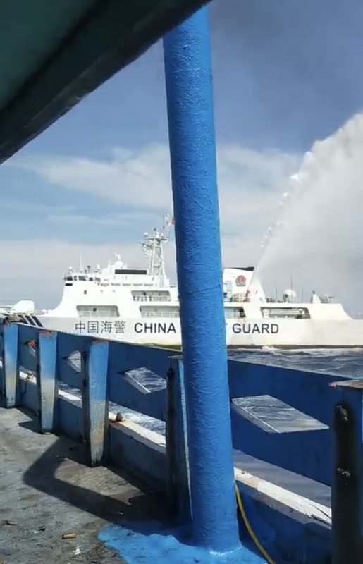 中國海警船「4201」8月28日在西沙群島附近發射水炮驅離越南漁船，導致1名漁民右臂骨折，另1名漁民頭部受傷。   圖：翻攝「X」@duandang