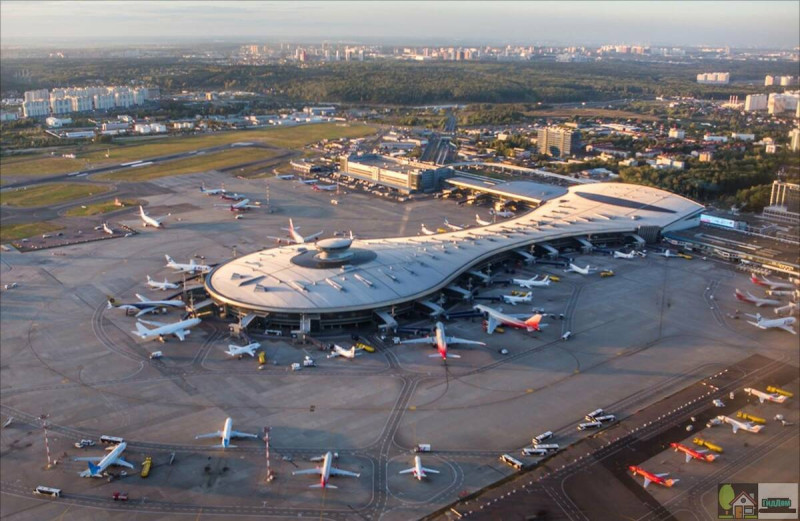 傳俄羅斯首都莫斯科今天上午再受烏克蘭無人機襲擊。事件導致當地部分機場臨時關閉，並有超過100架次航班延誤甚至取消。   圖：擷取自伏努科沃國際機場官網