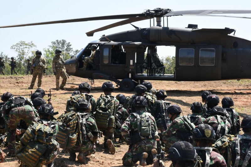 「超級嘉魯達之盾」聯合軍演，是美國與印尼之間每年最大的軍事演習，今年至少有2100名美軍與1900名印尼陸軍參與，更有其他17國軍事人員加入。   圖：翻攝自超級嘉魯達之盾臉書