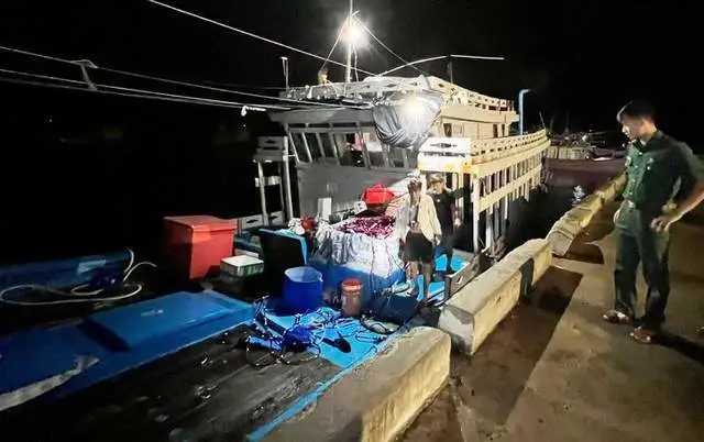 近期一艘越南漁船進入西沙群島水域時，遭到中國海警使用水砲強硬驅趕。圖為該漁船。   圖：翻攝自成視資訊站