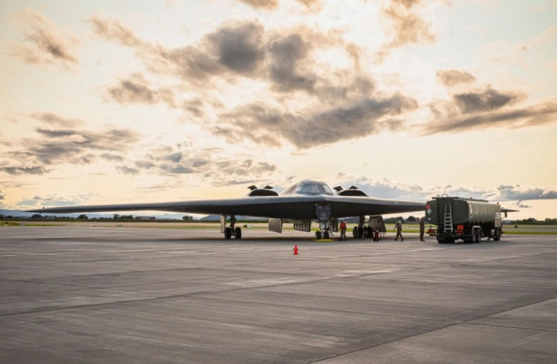 8月29日，美國空軍B-2「幽靈」匿蹤戰略轟炸機首次在挪威歐蘭空軍基地演練「熱加油」作業。   圖：翻攝Nato Allied Air Command