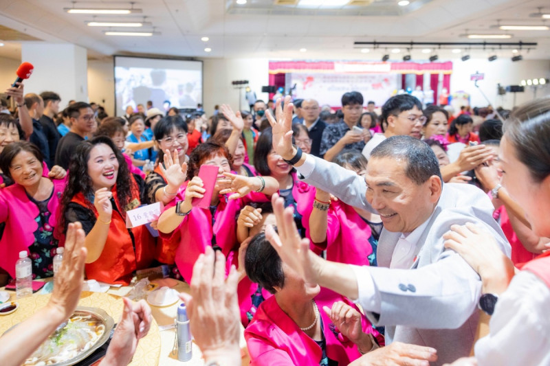 侯友宜出席新北市婦女會理事長交接典禮，受到婦女朋友熱情歡迎。   圖：侯友宜競辦/提供