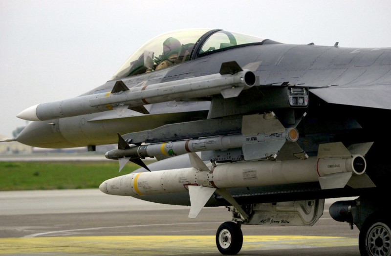 F-16C戰機掛載 AIM 響尾蛇飛彈。(示意圖)   圖 : 翻攝自維基百科