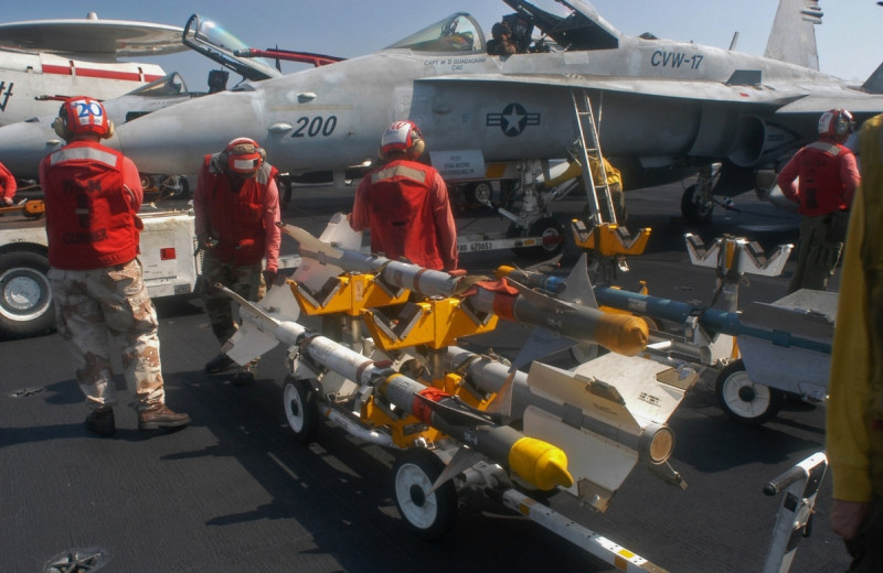 美國海軍人員在為 F-18大黃蜂戰機掛上AIM響尾蛇飛彈。   圖 : 翻攝自維基百科