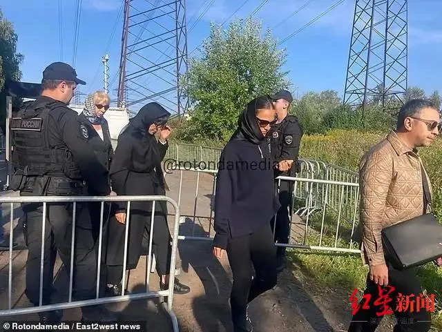 俄媒稱，圖中黑衣女子是普里戈津長女波琳娜，其身後是伊琳娜 · 克拉薩文娜。   圖：翻攝自紅星新聞