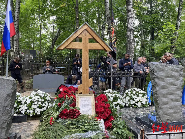當地時間8月29日，普里戈津的葬禮在聖彼得堡波羅霍夫公墓「以非公開形式」秘密舉行。   圖：翻攝自紅星新聞