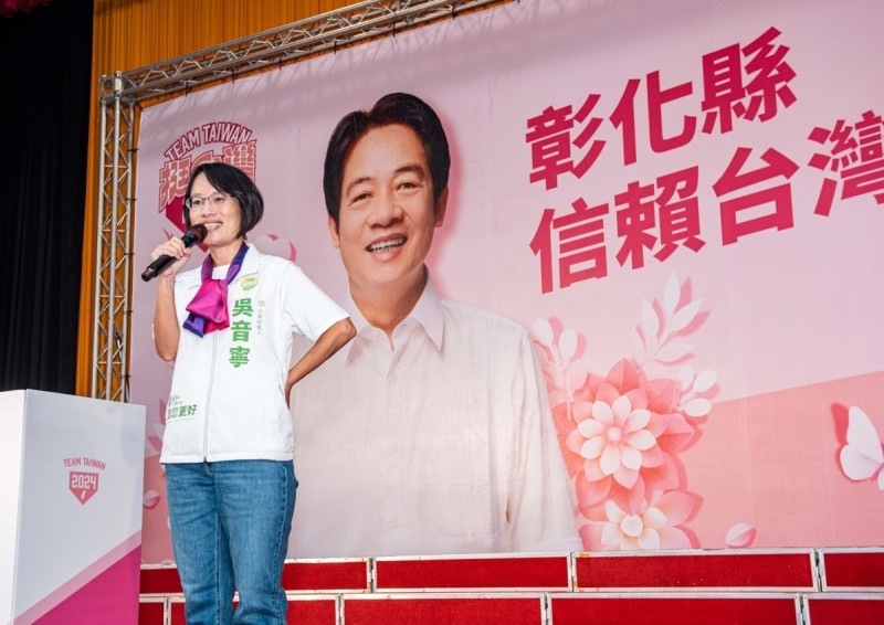 吳音寧參加彰化縣信賴台灣姊妹會在彰化女中舉行的成立大會，讓她回憶起在彰女時期籌組讀書會、鼓吹同學退出國民黨的青春歲月。   圖：吳音寧競總/提供
