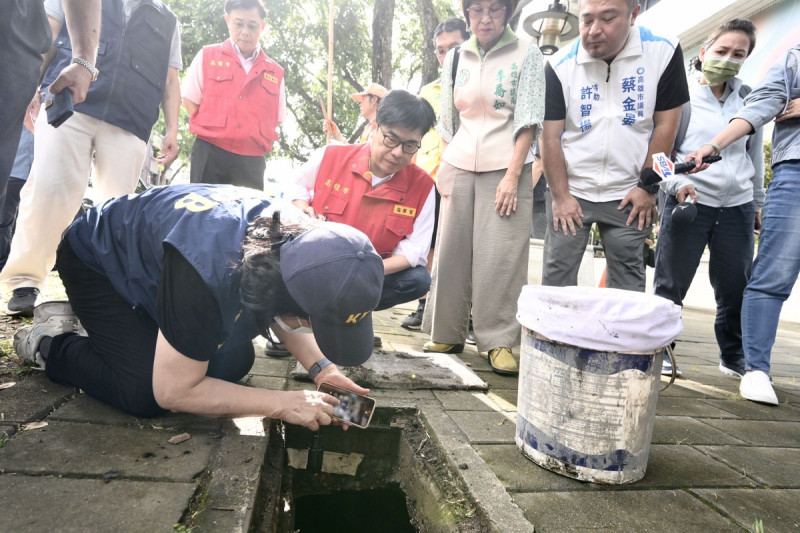 陳其邁(中)前往視察鼓山區內惟公園側溝清疏作業。   圖：高雄市政府提供