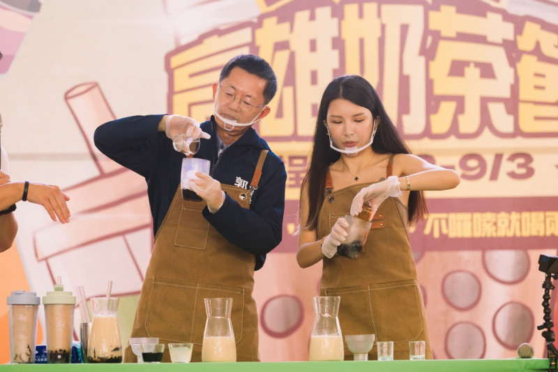 郭添貴(左)與La la 蘇心甯現場示範手搖珍珠奶茶。   圖：高雄市觀光局提供