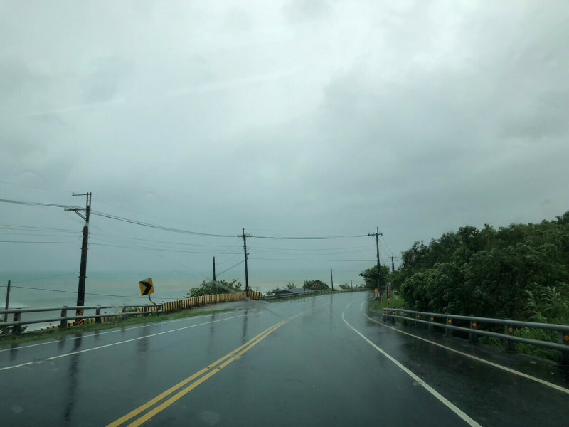 中央氣象局發布了豪雨特報，颱風強風及災防告警訊息。提醒台東地區民眾，颱風接近，將出現12級平均風或14級陣風以上風力。（圖為台東縣）   圖：林冠妤／攝