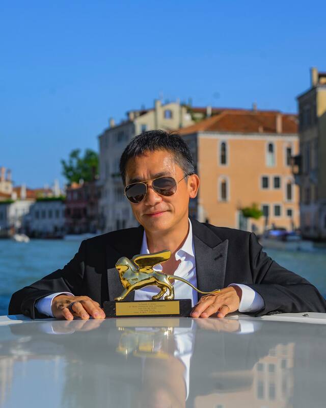 香港國際巨星，演藝生涯獲獎無數的梁朝偉，昨（2）日獲頒第 80 屆威尼斯影展榮譽金獅獎，成首位獲此殊榮的華人演員。   圖：擷取自劉嘉玲臉書