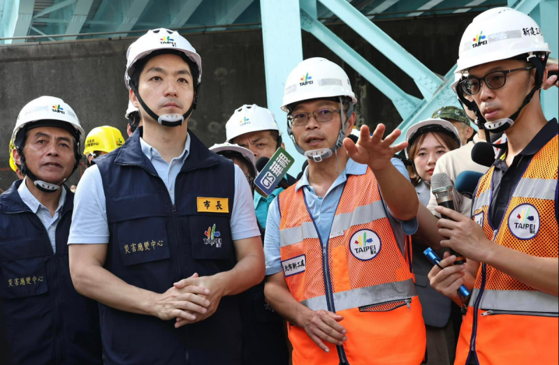 海葵颱風直逼台灣，台北市長蔣萬安到民權大橋視察改建工程撤離。   圖: 翻攝自蔣萬安臉書