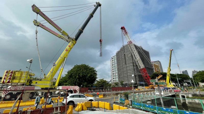 輕軌龍華橋新橋台鋼結構橋梁吊裝工程。   圖：高雄市捷運局提供