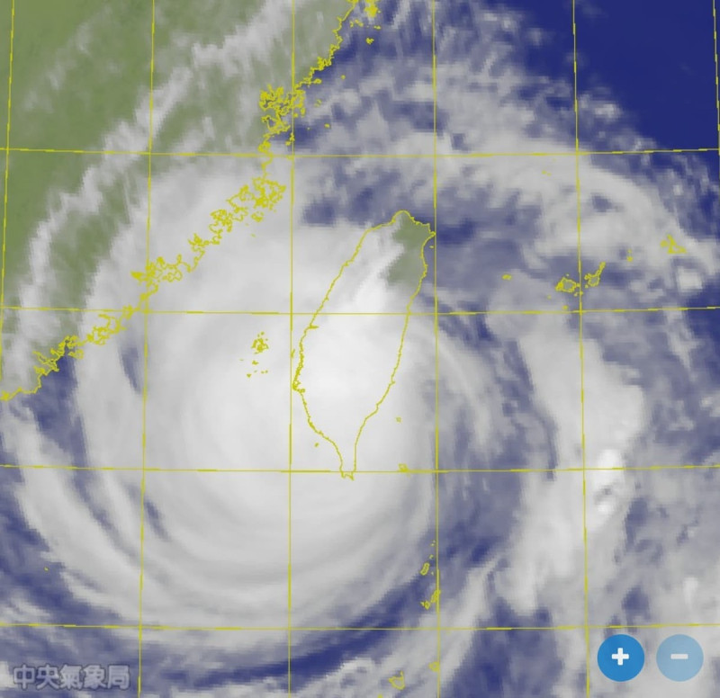 中度颱風海葵已於今(3)日15時40分左右於台東縣東河鄉登陸，強度於登陸後略為減弱，中心目前在臺東北北西方陸地，其暴風圈籠罩台灣東半部、新竹以南陸地及澎湖，風雨持續中。   圖：翻攝自中央氣象局官網