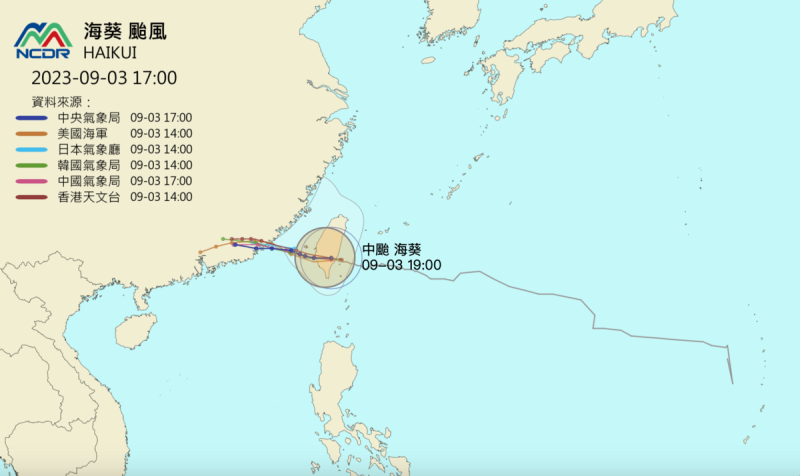 目前海葵到台東縣山區，颱風眼變得較不清楚，但整體結構仍完整，稍晚隨颱風往西前進，進入南部山區後，西半部沿海將有8至10級陣風出現。   圖：翻攝自天氣與氣候監測官網