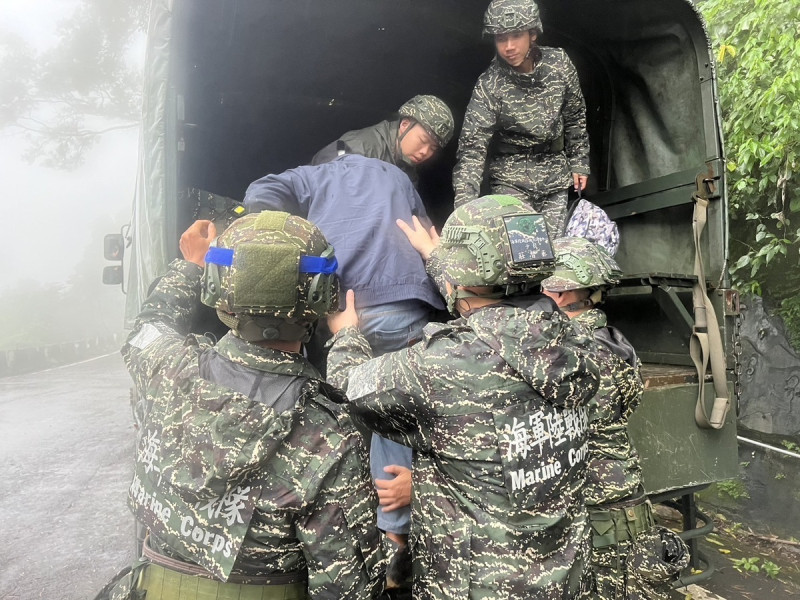 海軍陸戰隊防空警衛群防空營於枋寮鄉新龍村協助居民實施預防性撤離。   圖: 國防部海軍司令部