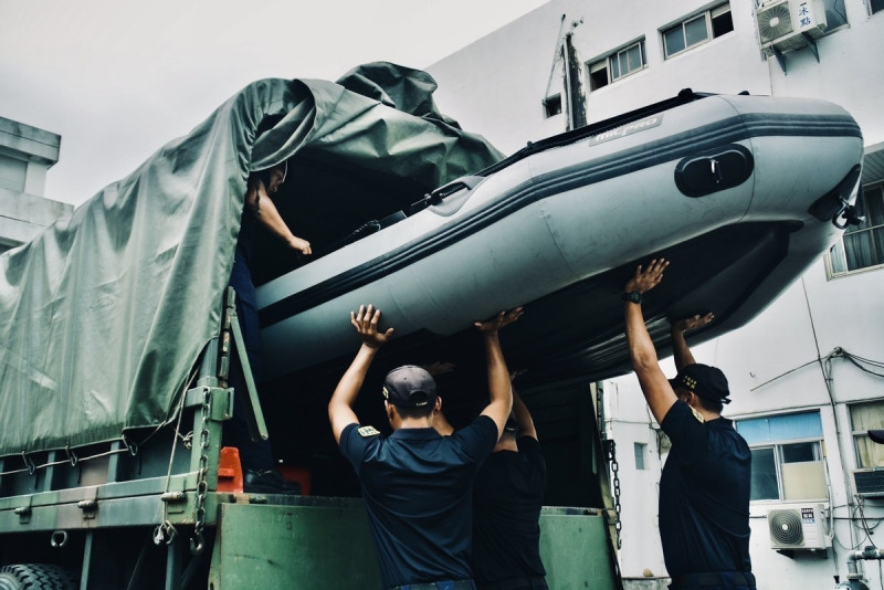 海軍水下作業大隊及陸戰隊兩棲偵搜大隊，今日已依令完成救災機具檢整等災防整備工作。   圖: 國防部海軍司令部