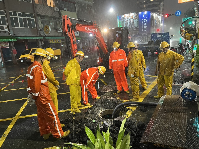 台電漏夜搶修加速復電。   圖：台電高雄區處提供