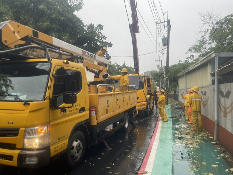 台電人員冒風雨搶修高雄電力。   圖：台電高雄區處提供