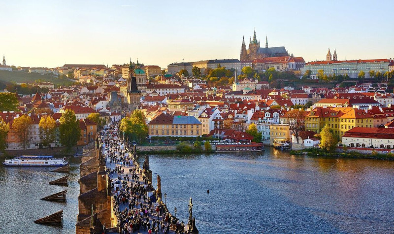 捷克首都布拉格每年都吸引大量觀光客到訪，該國無論是現代建設或古蹟都令人著迷。   圖：翻攝自維基網站