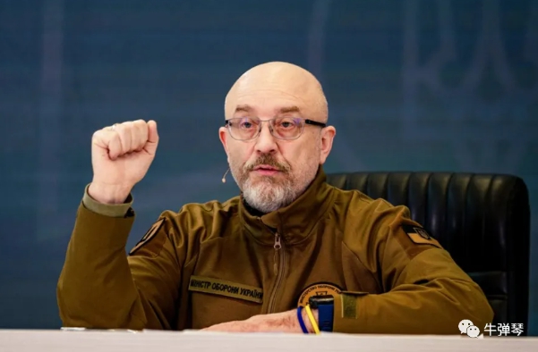 烏克蘭總統澤連斯基當地時間 3 日突然發布命令，撤換了烏克蘭國防部長列茲尼科夫。   圖 : 翻攝自牛彈琴