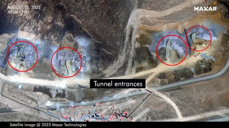 在新的衛星圖之中，幾處隧道或山洞的入口引起了印方的關注。   圖：翻攝自MAXAR