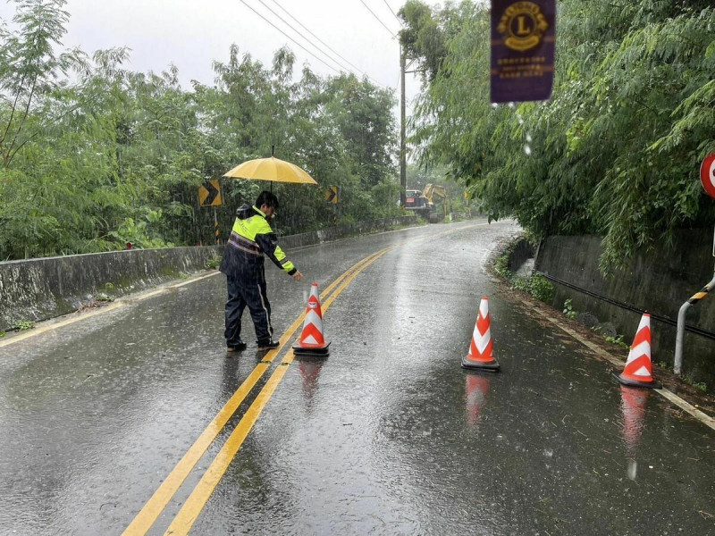 台東縣警方今早7時50分接獲通報，關山鎮新福里一條路上發現一名男子倒在草叢中。（圖為台東風災示意)   圖：翻攝台東縣警察局關山分局 粉絲專頁