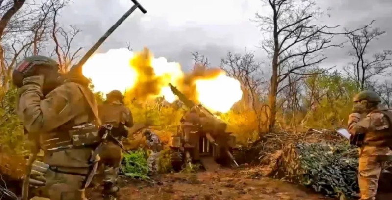 烏軍對俄軍進行砲擊。   圖：翻攝自中國《河南廣播電視台》軍事專欄