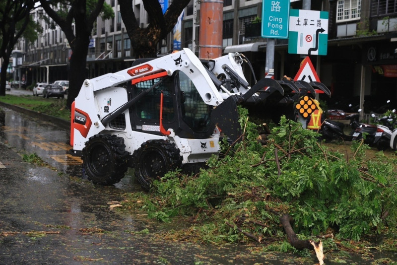 現場出動機具清理倒塌的路樹。   圖：高雄市政府提供