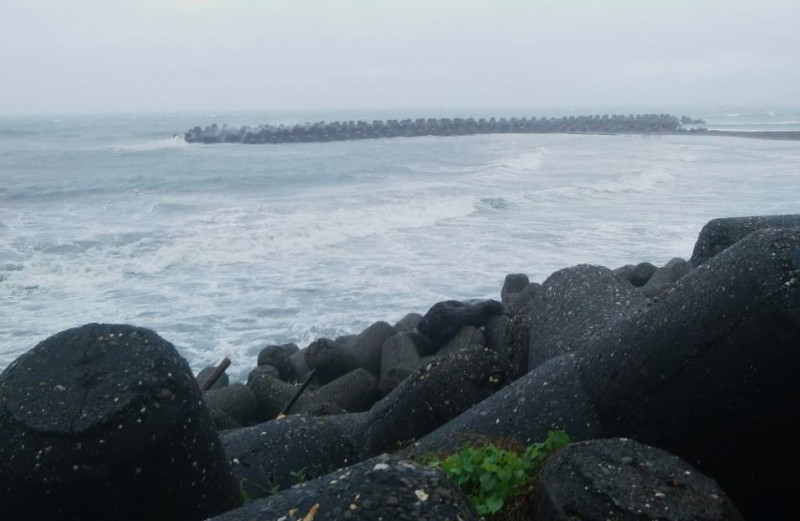 旗津海岸線颱風後未發現油污情形。   圖：高雄港務分公司提供