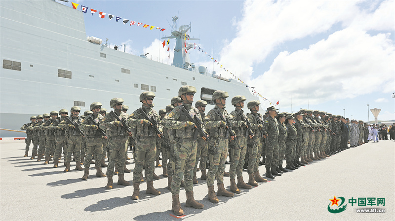 中泰「藍色突擊2023」海軍聯合訓練，中國解放軍參演陸戰部隊岸邊接受校閱。   圖：翻攝中國軍網