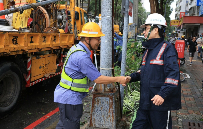 陳其邁(右)感謝第一線施工人員。   圖:高雄市工務局提供