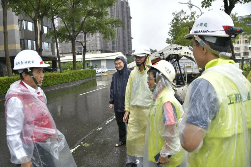 林欽榮(左)慰勞辛苦工作人員。   圖:高雄市工務局提供