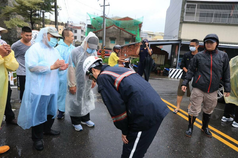 陳其邁(中)向水利局人員鞠躬致謝。   圖：高雄市水利局提供