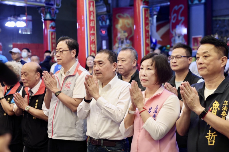 侯友宜晚間到平鎮褒忠祠參加桃園客家義民祭活動。   圖：侯友宜競辦／提供