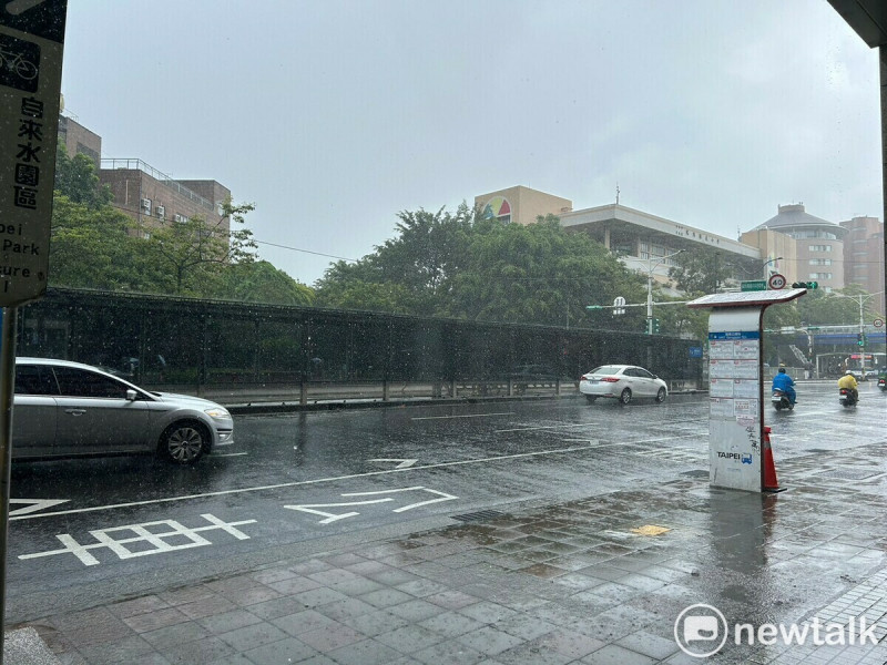 今日東半部、中南部地區及午後北部山區易有短延時強降雨，有局部大雨或豪雨發生的機率。天氣風險公司分析師歐宗學表示，降雨有機會持續到入夜後。   圖：林岑韋／攝