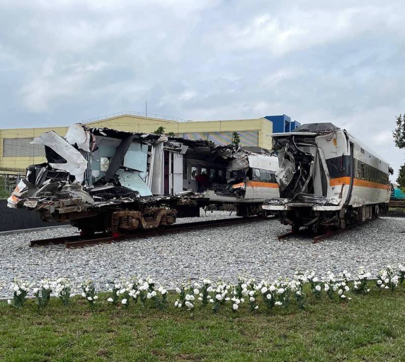 台鐵太魯閣號事故車廂時隔2年多後被翻出乘客遺骸和遺物。   圖：台鐵局提供