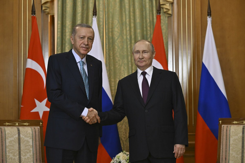 土耳其總統艾爾段剛剛結束與普丁的對談，會中雙方除強調將增進在金融、能源等領域的合作，並同意大幅增加兩國貿易額，他更稱普丁是「親愛的朋友」。   圖：擷取自「X」@RTErdogan