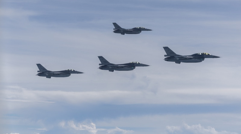 總統蔡英文5日搭專機出訪邦交國史瓦帝尼王國；四架F-16戰機伴飛   圖：總統府提供