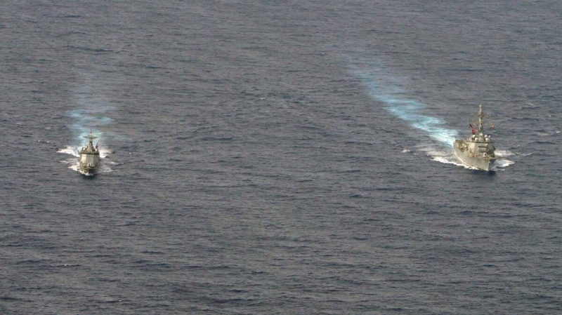 路透社報導，菲海軍「何塞·黎剎級」巡防艦和美國「勞夫強生號」驅逐艦參加聯合航行。這是兩國首次在巴拉望島以西海域進行聯合航行。   圖：擷取自菲律賓武裝部隊臉書